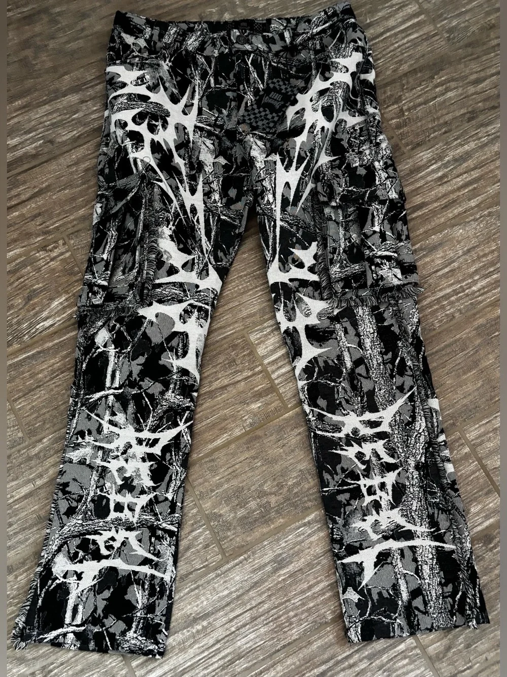 Rebel Vengeance Black & White Abstract Print Cargo Pants size 36 nwt - Picture 1 of 6